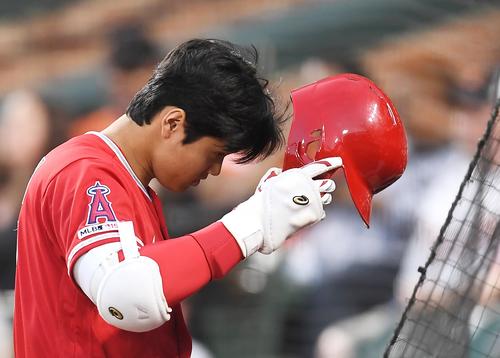 オリオールズ対エンゼルス　3回表エンゼルス1死、空振りの三振に倒れ、浮かない表情でベンチに戻るエンゼルス大谷（撮影・菅敏）