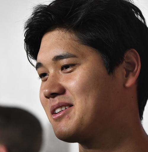 オリオールズ対エンゼルス　試合後、笑顔で記者の質問に答えるエンゼルス大谷（撮影・菅敏）