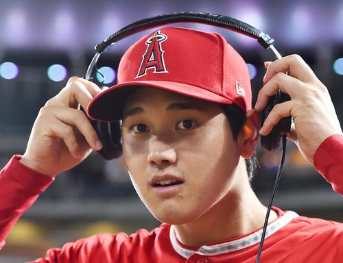 今季初本塁打を放ったエンゼルス大谷は、試合後にテレビ中継のインタビューに応じる（撮影・菅敏）