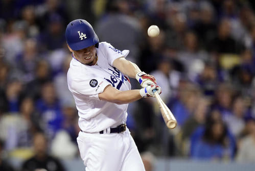 2回、右前へ2点適時打を放つドジャース前田（AP）