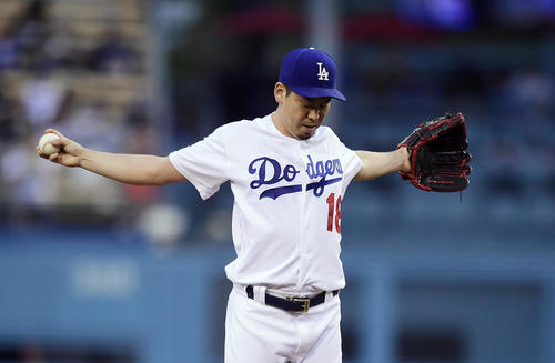 マウンド上で大きく深呼吸するドジャース前田（AP）