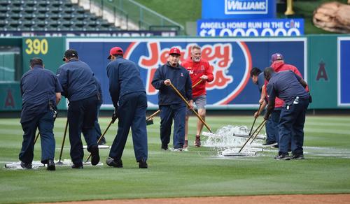 エンゼルス対ツインズ戦の試合前、水たまりを取り除くグラウンドキーパー（撮影・菅敏）