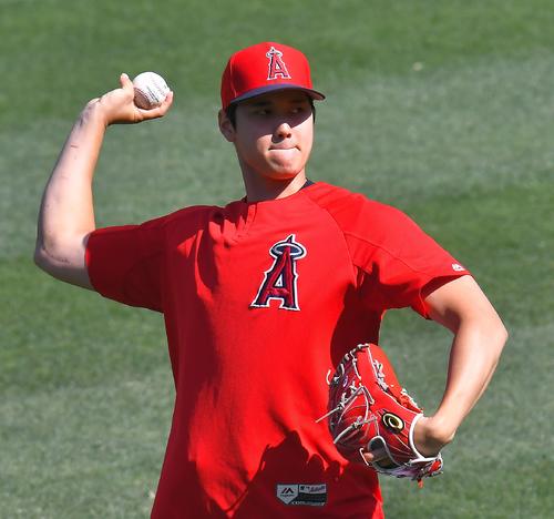 エンゼルス対レンジャーズ　試合前、キャッチボールをするエンゼルス大谷（撮影・菅敏）