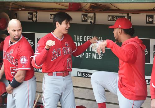 アスレチックス対エンゼルス　試合前、ベンチでペーニャ（右）とポーズをとるエンゼルス大谷（撮影・菅敏）