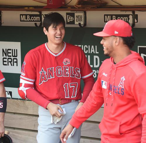 アスレチックス対エンゼルス　試合前、ベンチで笑顔を見せるエンゼルス大谷（撮影・菅敏）