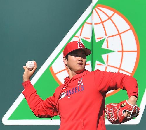 アスレチックス対エンゼルス 試合前、キャッチボールをするエンゼルス大谷(撮影・菅敏)