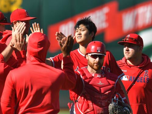 アスレチックスに勝利し、ナインとタッチをするエンゼルス大谷（撮影・菅敏）