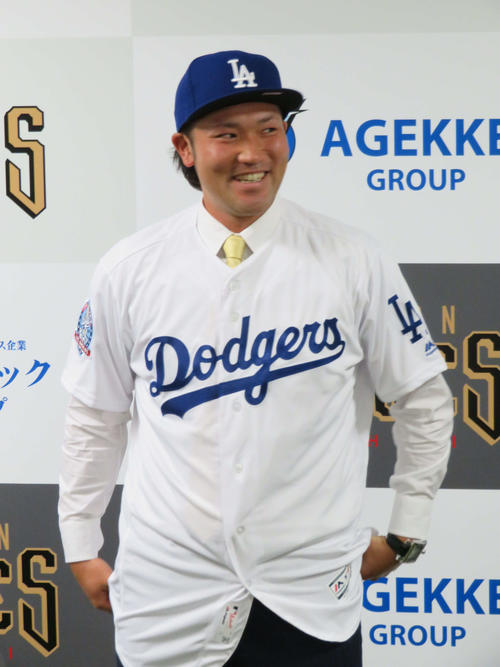 ドジャースのユニホームに袖を通し、満面の笑みを浮かべる北方