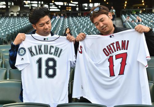 マリナーズ菊池が先発するエンゼルス戦で大谷がスタメンから外れ、がっくり肩を落とすファン（撮影・菅敏）