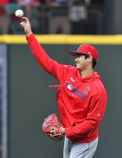 マリナーズ対エンゼルス　試合前、キャッチボールをするエンゼルス大谷（撮影・菅敏）