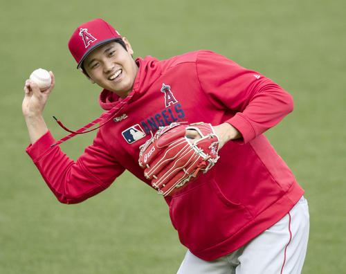 笑顔でキャッチボールするエンゼルス大谷（共同）