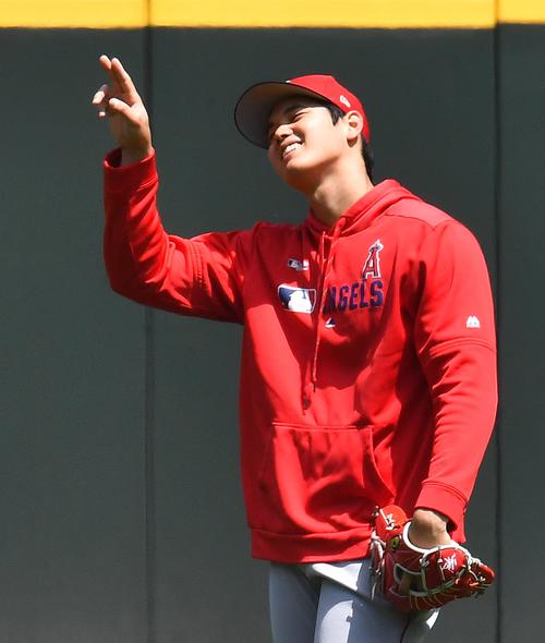 マリナーズ対エンゼルス　試合前、キャッチボールの合間に笑顔を見せるエンゼルス大谷（撮影・菅敏）
