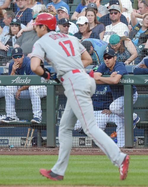 マリナーズ対エンゼルス　7回表エンゼルス2死二塁、四球を選び、マリナーズ菊池雄星（右端）の視線を受けながら一塁へ向かうエンゼルス大谷（撮影・菅敏）