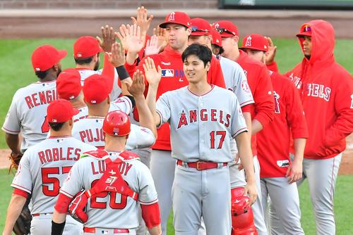 マリナーズに勝利し、ナインとタッチをするエンゼルス大谷（中央）（撮影・菅敏）