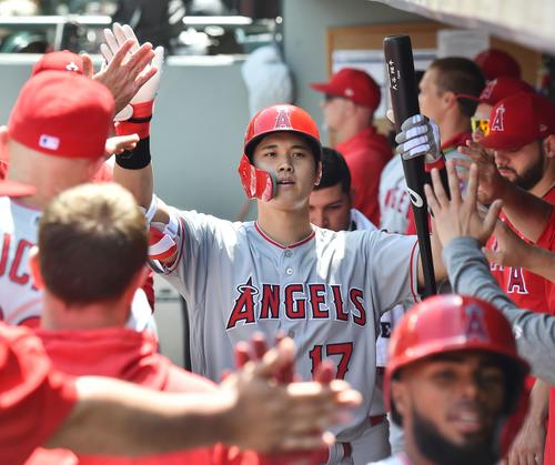 マリナーズ対エンゼルス2回表エンゼルス1死満塁、右犠飛を放ち、ナインにタッチで迎えられるエンゼルス大谷(撮影・菅敏)