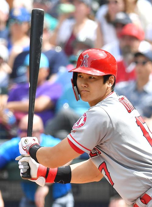 マリナーズ対エンゼルス5回表エンゼルス2死一、二塁、三失策で出塁するエンゼルス大谷(撮影・菅敏)