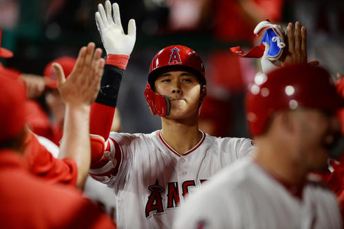 4号2ランを放った大谷はベンチでチームメートとハイタッチ（ロイター）