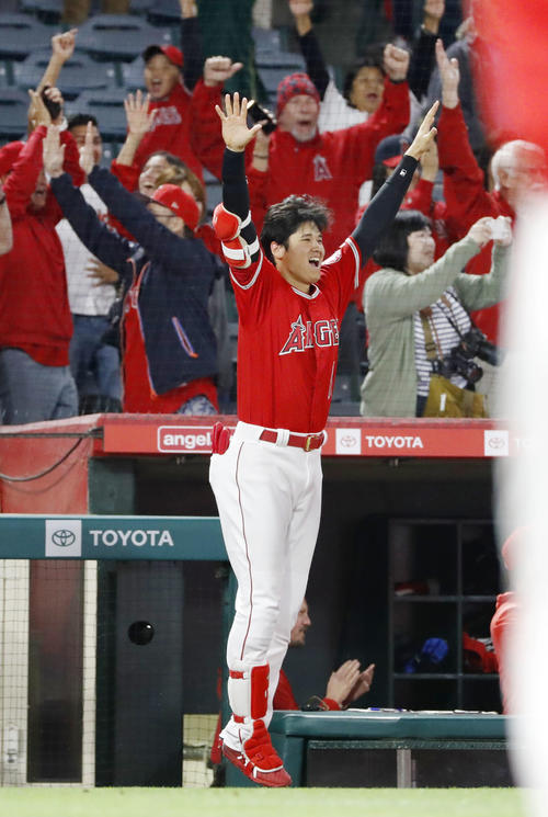 アスレチックスにサヨナラ勝ちし、喜ぶエンゼルス大谷（共同）