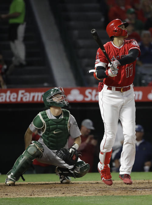 4回、逆転3ランを放つ大谷（AP）
