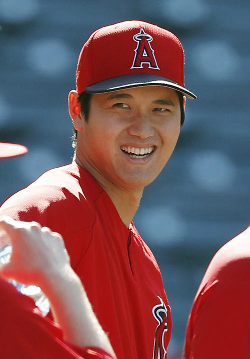 試合前の練習で笑顔を見せるエンゼルス大谷（共同）