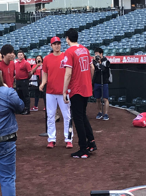 エンゼルス大谷とNBAグリズリーズ渡辺が初対面。笑顔であいさつを交わす