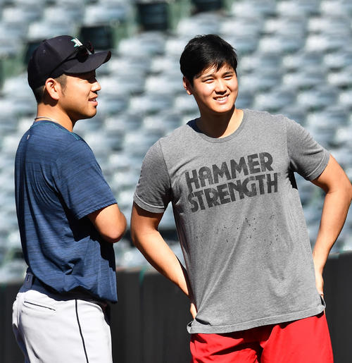 マリナーズ菊池雄星（左）と談笑するエンゼルス大谷翔平（撮影・菅敏＝2019年4月19日）