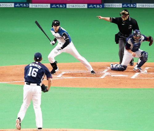 大谷翔平から三振を奪う西武菊池雄星（2017年3月31日撮影）