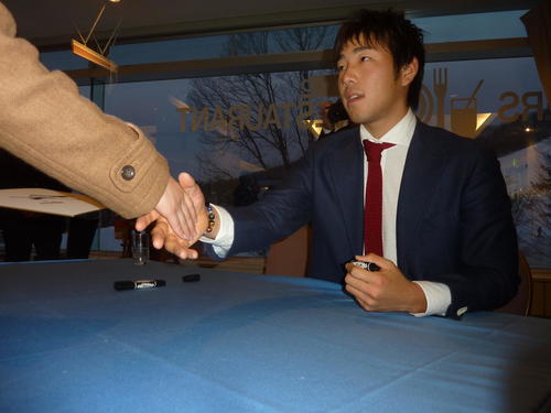 トークショー後、サイン会でファンと握手する菊池雄星（2013年1月3日）