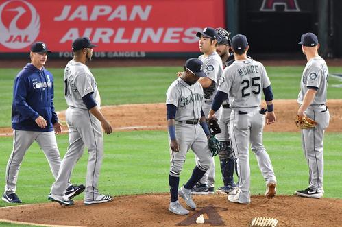 エンゼルス対マリナーズ　4回途中、9安打7失点で降板するマリナーズ菊池（中央）。左端はサービス監督（撮影・菅敏）