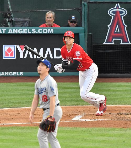 エンゼルス対ドジャース　1回裏エンゼルス2死、ドジャース前田から右中間に7号本塁打を放つエンゼルス大谷（撮影・菅敏）