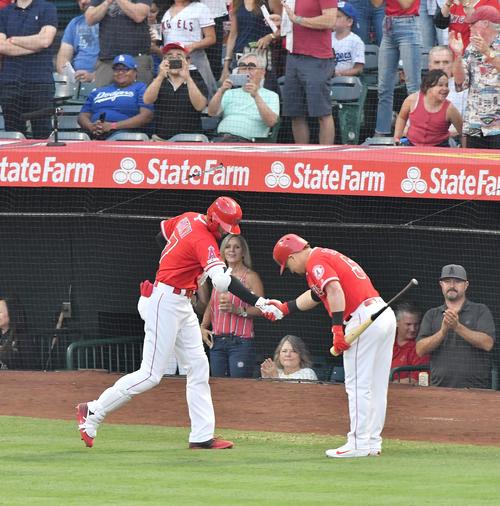엔젤스대  다저스　1회말 엔젤스2사, 선제의 홈런타를 날려, 카르훈( 오른쪽)에 악수로 맞이할 수 있는 엔젤스 오오타니(촬영·칸 사토시)