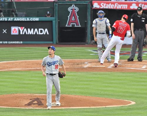 エンゼルス対ドジャース　1回裏エンゼルス2死、本塁打を放ち本塁に戻るエンゼルス大谷を背にリプレーの映像が流れる電光掲示板を見つめるドジャース前田（撮影・菅敏）