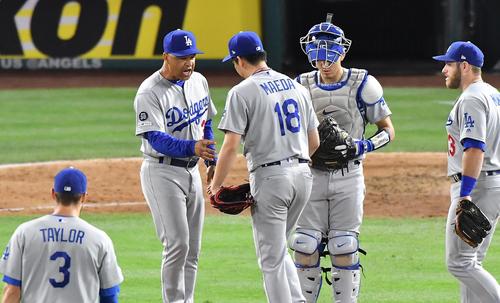エンゼルス対ドジャース　5回途中、ロバーツ監督（左から2人目）にボールを手渡し降板するドジャース前田（中央）（撮影・菅敏）