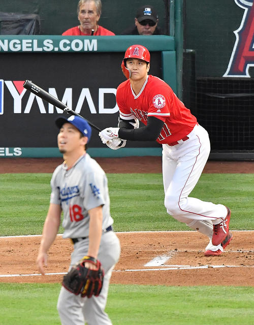 1回裏エンゼルス2死、ドジャース前田から右中間に7号本塁打を放つエンゼルス大谷（撮影・菅敏）