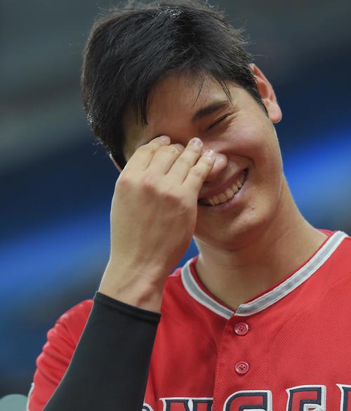 レイズ戦でサイクル安打を達成させたエンゼルス大谷は、テレビのインタビューで質問に笑顔で答える(撮影・菅敏)