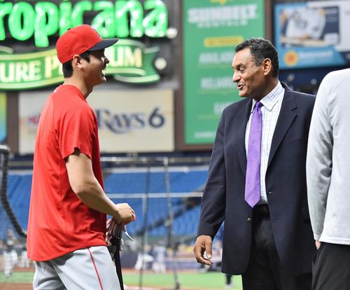 レイズ対エンゼルス　試合前、元西武のデストラーデ氏（右）と談笑するエンゼルス大谷（撮影・菅敏）