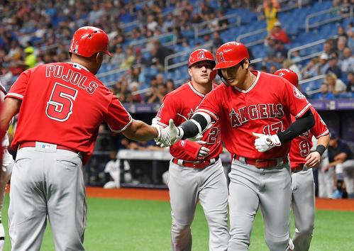 レイズ対エンゼルス　1回表エンゼルス無死一、二塁、中越えに先制の8号3ランを放ち、プホルス（左）に握手で迎えられるエンゼルス大谷（撮影・菅敏）