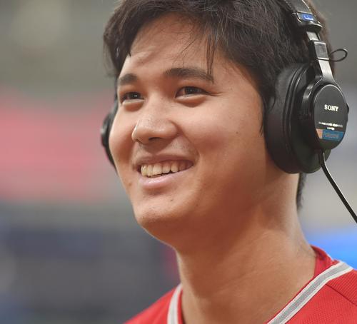 レイズ戦でサイクル安打を達成させたエンゼルス大谷は、テレビのインタビューで質問に笑顔で答える（撮影・菅敏）