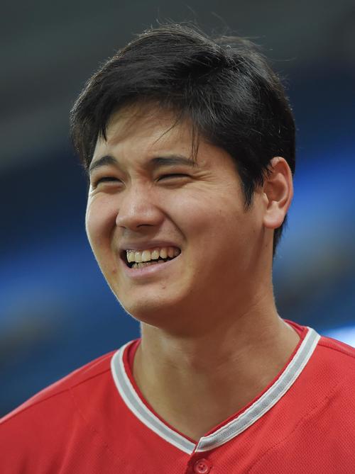 レイズ戦でサイクル安打を達成させたエンゼルス大谷は、テレビのインタビューで質問に笑顔で答える（撮影・菅敏）