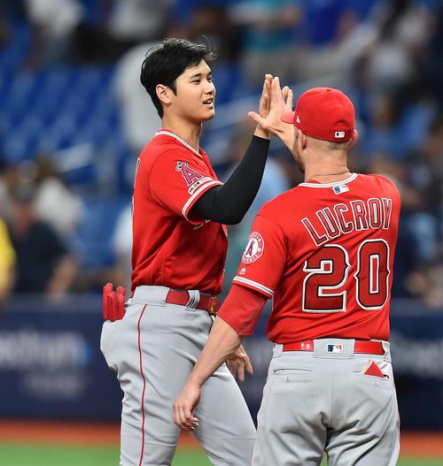 レイズ戦でサイクル安打を達成したエンゼルス大谷は、チームの勝利にナインとタッチをする（撮影・菅敏）