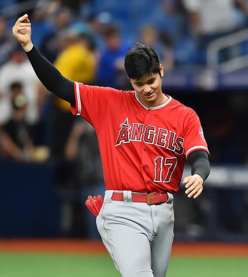 レイズ戦でサイクル安打を達成させたエンゼルス大谷は、チームの勝利に笑顔を見せる（撮影・菅敏）