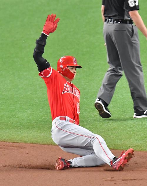 レイズ対エンゼルス　1回表エンゼルス1死一、三塁、二盗を決めるエンゼルス大谷（撮影・菅敏）