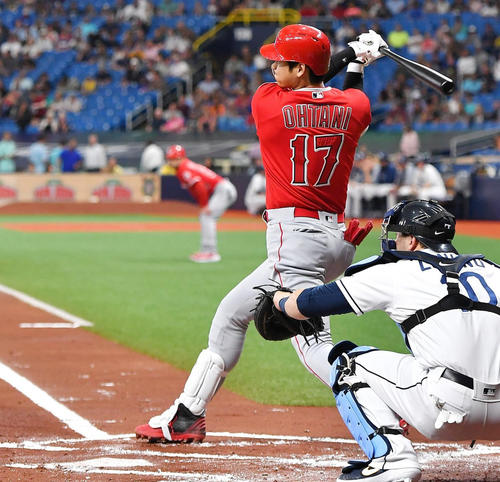 レイズ対エンゼルス　1回表、中越えに先制の8号3点本塁打を放つ大谷（撮影・菅敏）