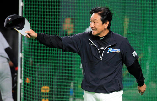 日本ハム対巨人　試合前練習を終えて、笑顔であいさつする栗山監督（撮影・浅見桂子）