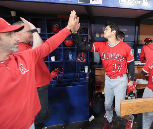 レイズ対エンゼルス　サイクル安打を達成した大谷は、オースマス監督（左端）にタッチで祝福される（撮影・菅敏）