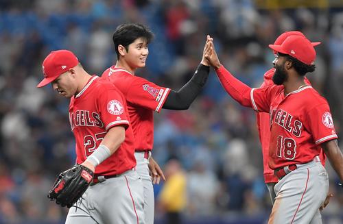 レイズに勝利し、ナインとタッチをするエンゼルス大谷（撮影・菅敏）