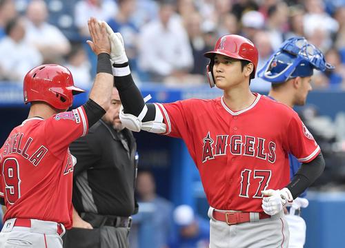 ブルージェイズ対エンゼルス　2回表エンゼルス2死二、三塁、左越えに9号3点本塁打を放ち、ラステラ（左）にタッチで迎えられるエンゼルス大谷（撮影・菅敏）