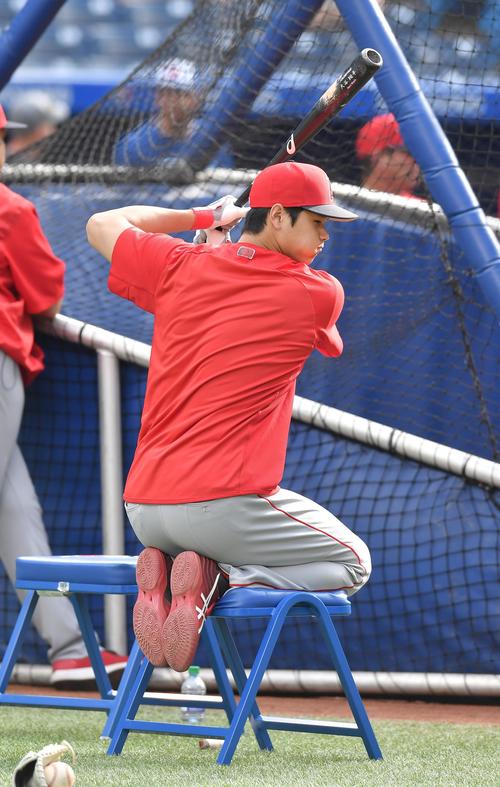 ブルージェイズ対エンゼルス　試合前、フリー打撃の合間に椅子の上に正座し、素振りをするエンゼルス大谷（撮影・菅敏）