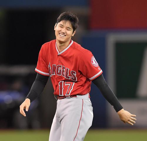 ブルージェイズに勝利し、笑顔でナインとタッチをするエンゼルス大谷（撮影・菅敏）
