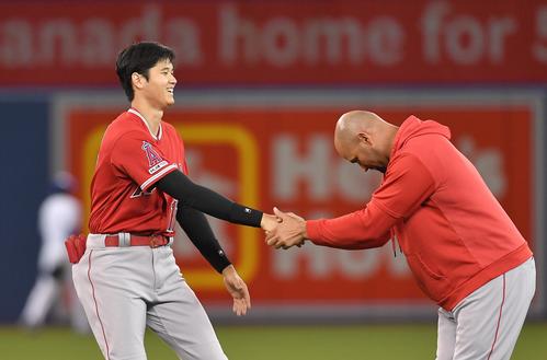 ブルージェイズに勝利し、プホルス（右）と握手をするエンゼルス大谷（撮影・菅敏）